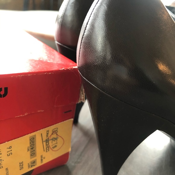 Charles Jourdan... heels - Picture 7 of 8